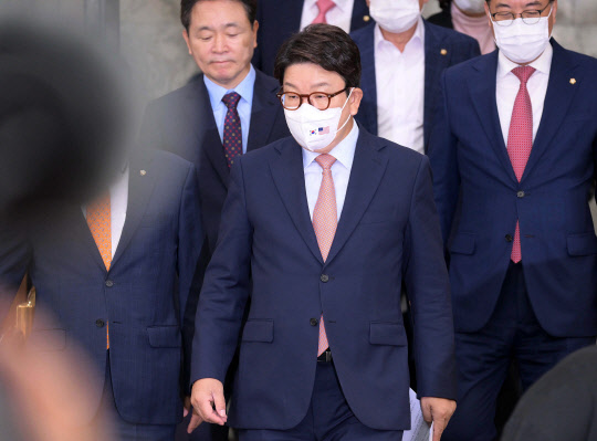 권성동 국민의힘 원내대표가 14일 오전 서울 여의도 국회 본관에서 열린 당 원내대책회의에 참석하고 있다.<국회사진기자단·연합뉴스>